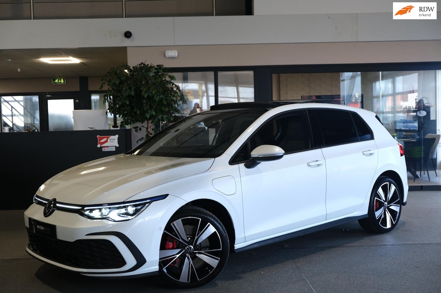 Volkswagen Golf - 1.4 eHybrid GTE Pano Navi CAM HUD Trekhaak - AutoWereld.nl