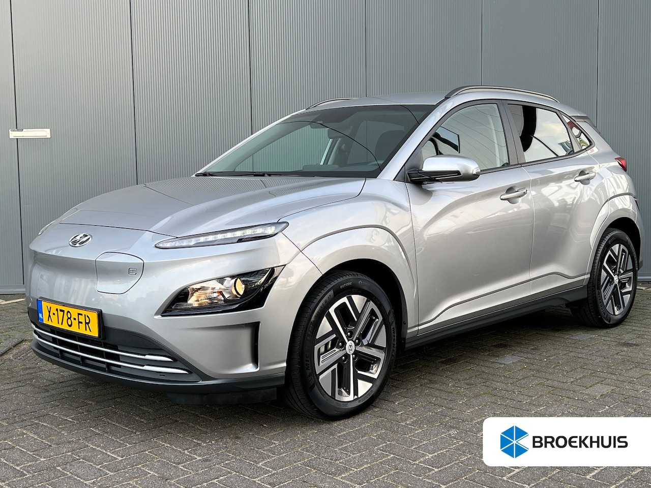 Hyundai Kona Electric - 64 kWh 204pk Pure | LED | Camera | Climate | Carplay | Keyless | Navigatie | 17" Lichtmeta - AutoWereld.nl