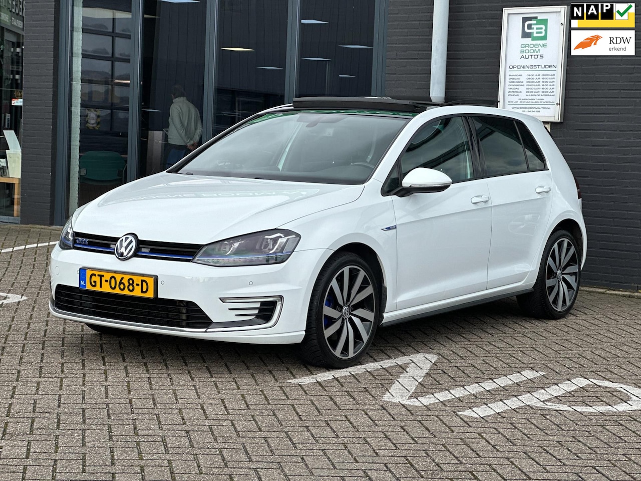 Volkswagen Golf - 1.4 TSI GTE/PANO-DAK/CAMERA/APP-CONNCT/NL-AUTO NAP!! - AutoWereld.nl