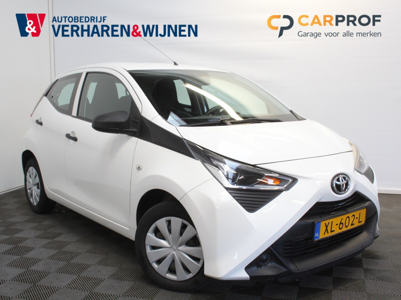 Toyota Aygo - 1.0 VVT-i x-fun | AIRCO | BLUETOOTH | LED | ELECTR.RAMEN | CDV - AutoWereld.nl