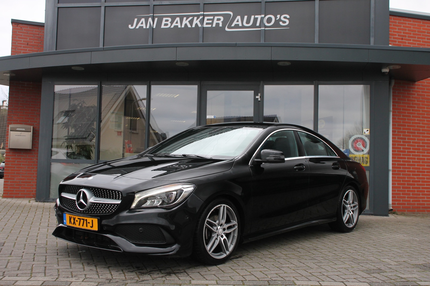 Mercedes-Benz CLA-Klasse - 180 AMG Night Edition Plus Camera  Stoelverwarming  Clima  Navi - AutoWereld.nl