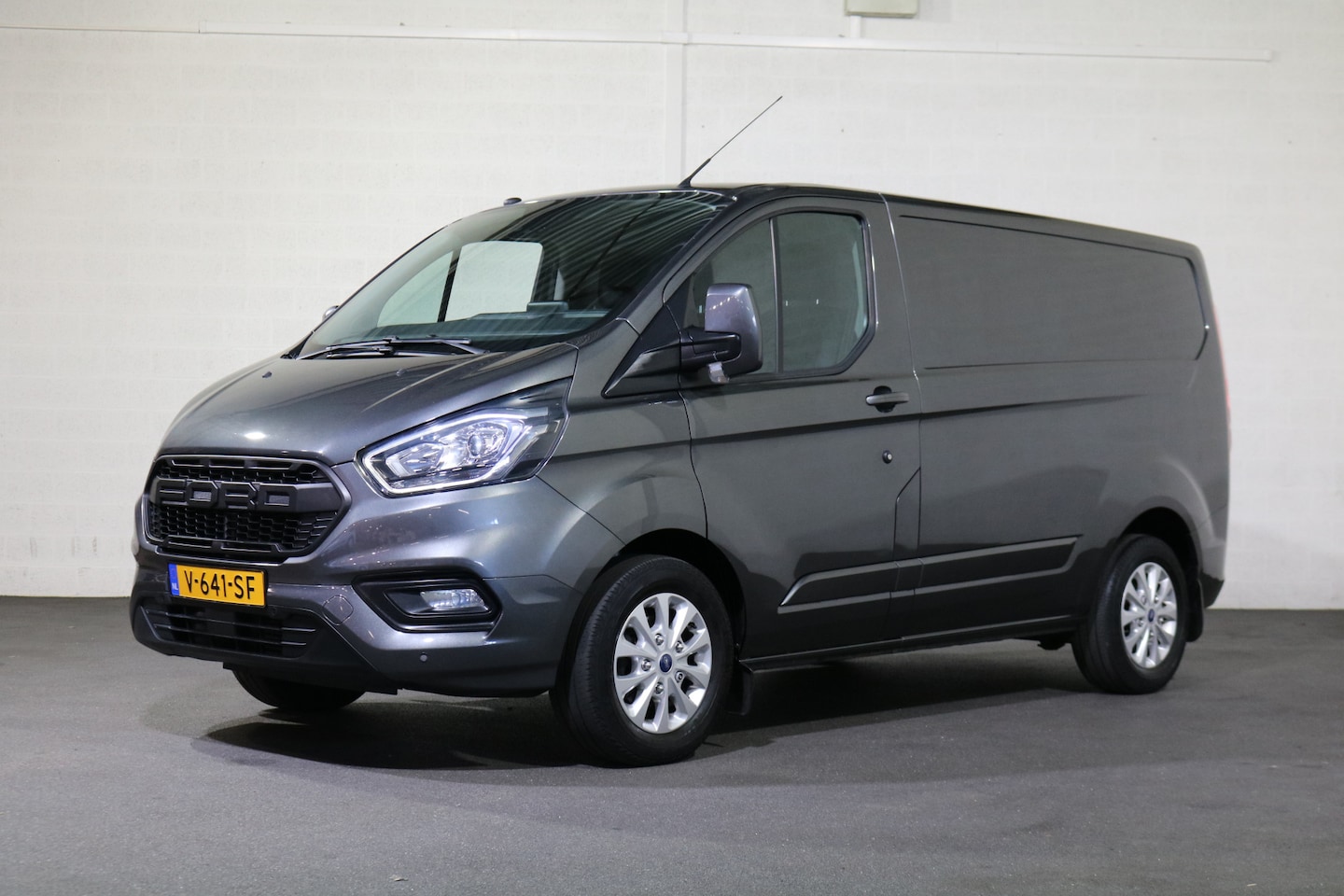 Ford Transit Custom - 2.0 TDci 130pk L1 H1 Limited Airco Navigatie Camera Trekhaak Achterklep - AutoWereld.nl