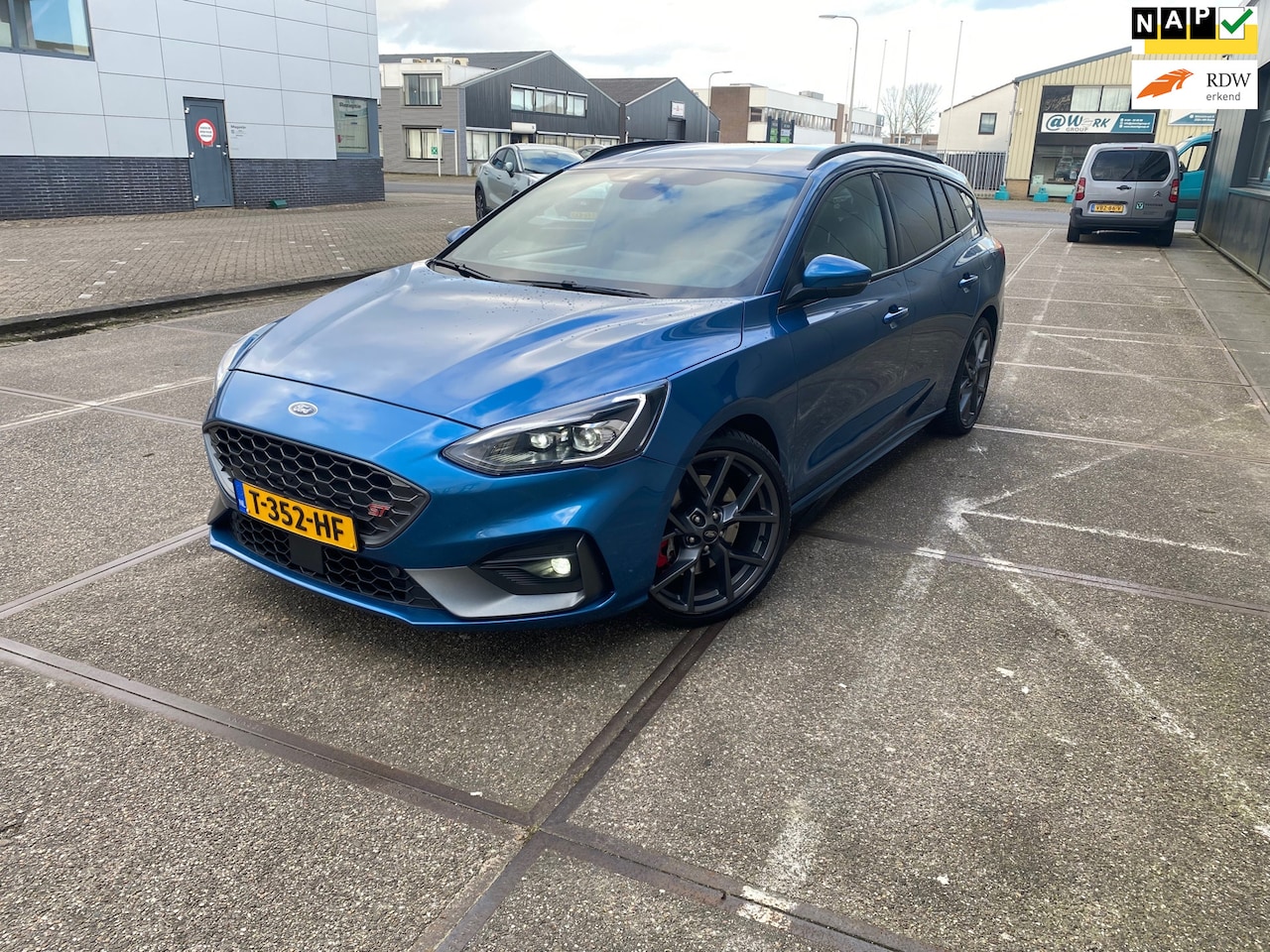 Ford Focus Wagon - 2.3 EcoBoost ST-3/automaat/5drs/1e EIG/ dealeronderhouden/ 2jaar apk/volle opties! - AutoWereld.nl