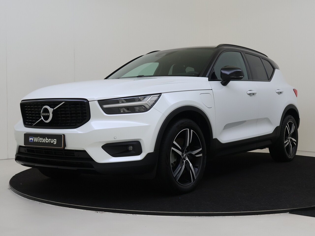 Volvo XC40 - 1.5 T5 Recharge R-Design 262 pk Automaat | Panoramadak | Navigatie | Camera - AutoWereld.nl