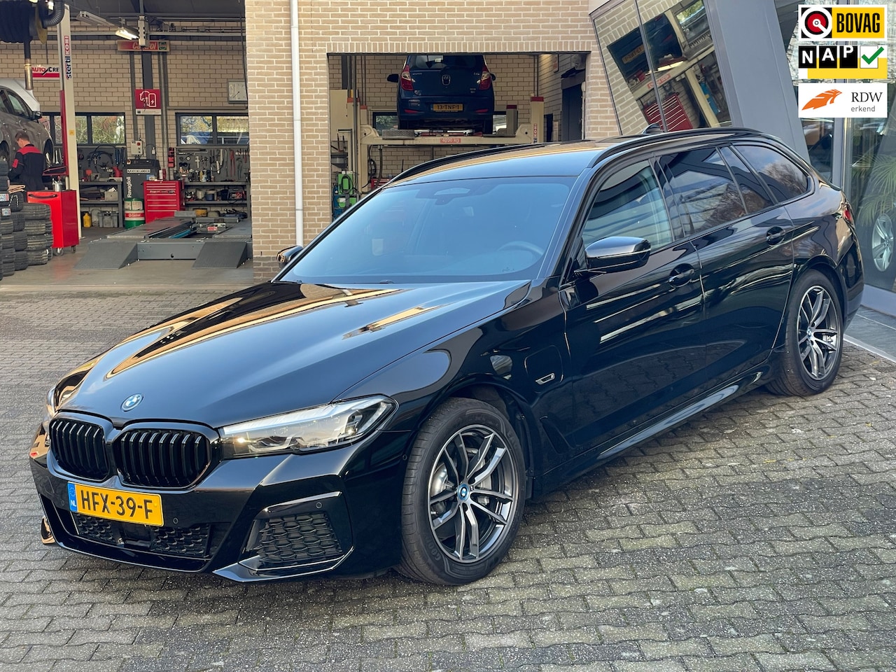 BMW 5-serie Touring - 530e xDrive Business Edition Plus Sensatec 530e xDrive Business Edition Plus Sensatec - AutoWereld.nl