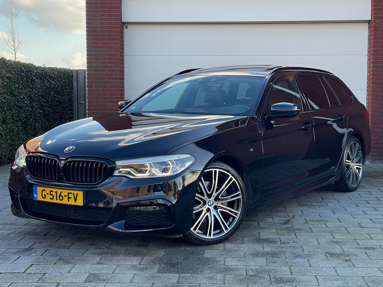 BMW 5-serie Touring - 520i High Executive Edition BMW 520i Touring | M-Sport | High Executive | Panoramadak | Harman Kardon | Trekhaak - AutoWereld.nl