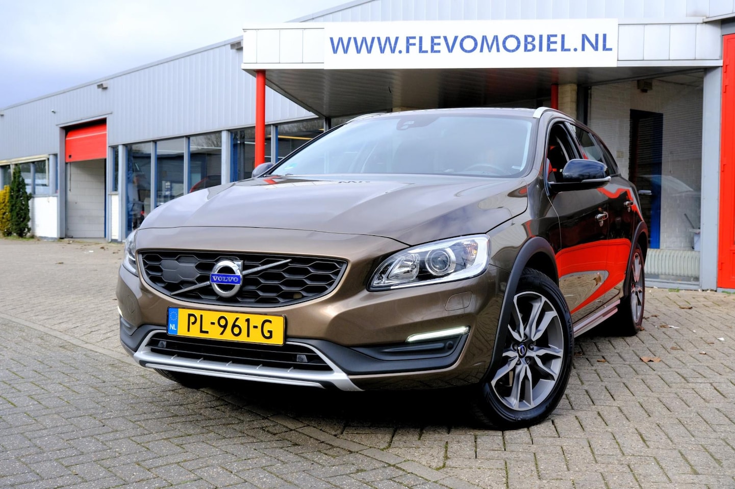 Volvo V60 Cross Country - 2.0 D3 150pk Nordic+ Aut. Pano|Xenon|Leder|Navi|Cam - AutoWereld.nl