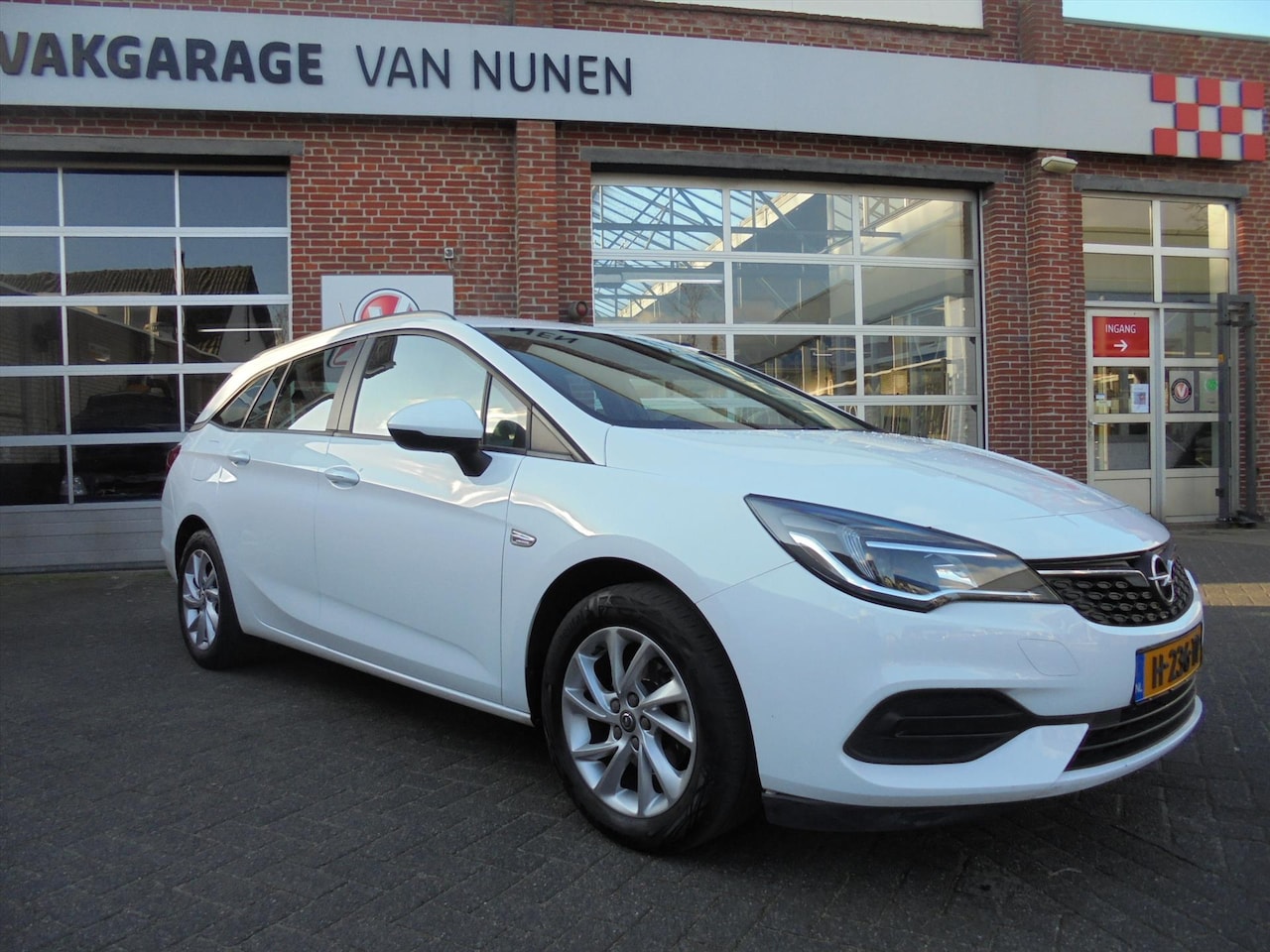 Opel Astra Sports Tourer - 1.2 Turbo 110pk Business Edition||Trekhaak||Rijklaar|| - AutoWereld.nl