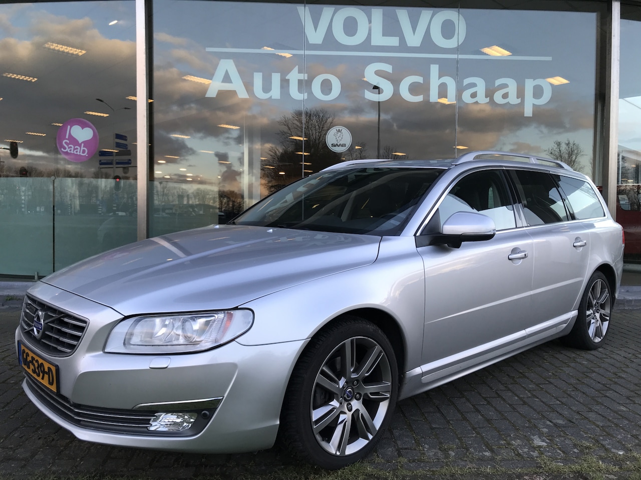 Volvo V70 - 2.0 T5 Summum Automaat | Rijklaar incl garantie | Keyless Trekhaak Standkachel 18 inch - AutoWereld.nl