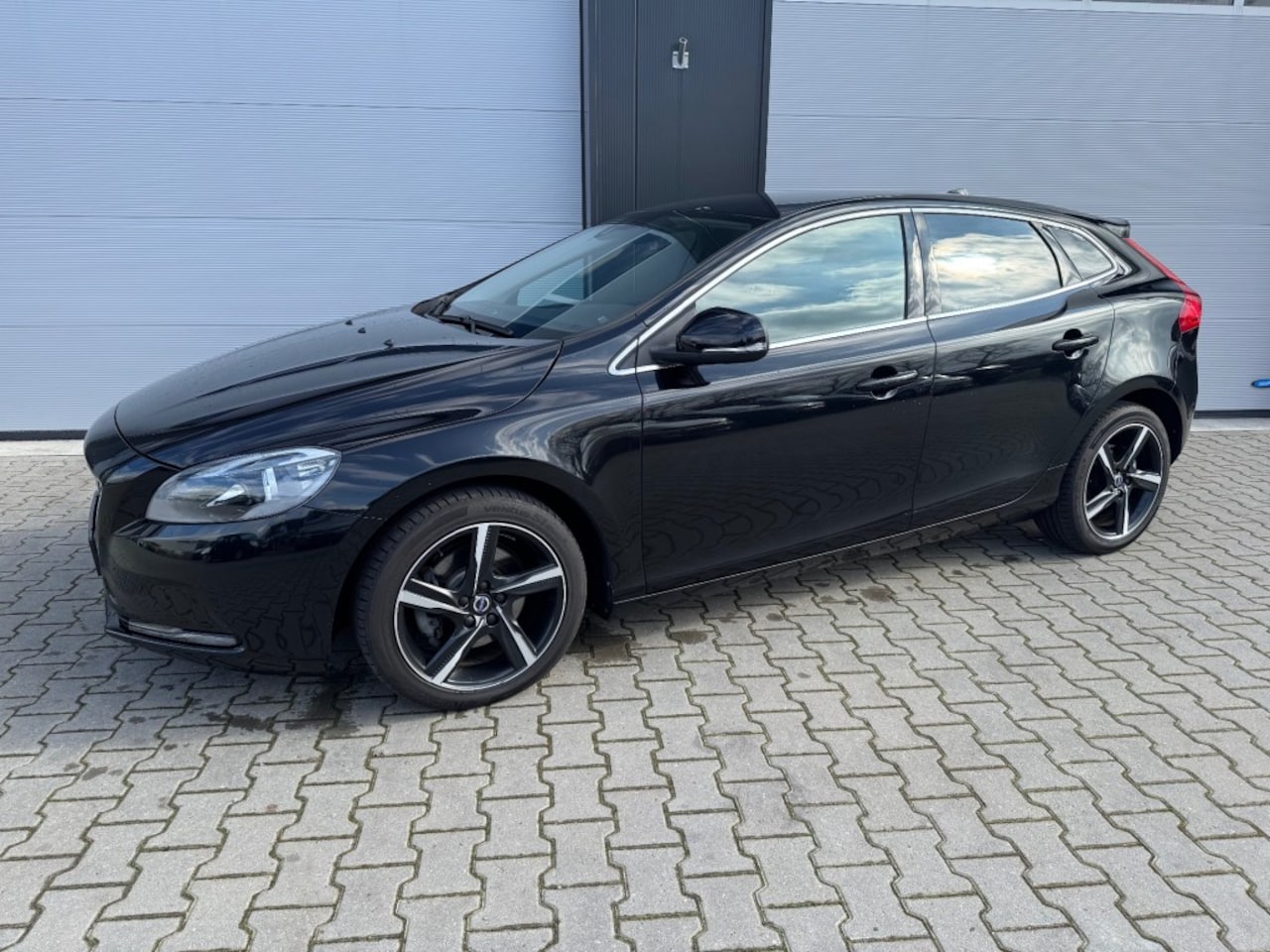 Volvo V40 - 2.0 T3 MOMENTUM / Afneembare trekhaak / Cruise control - AutoWereld.nl