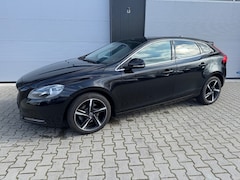 Volvo V40 - 2.0 T3 MOMENTUM / Afneembare trekhaak / Cruise control