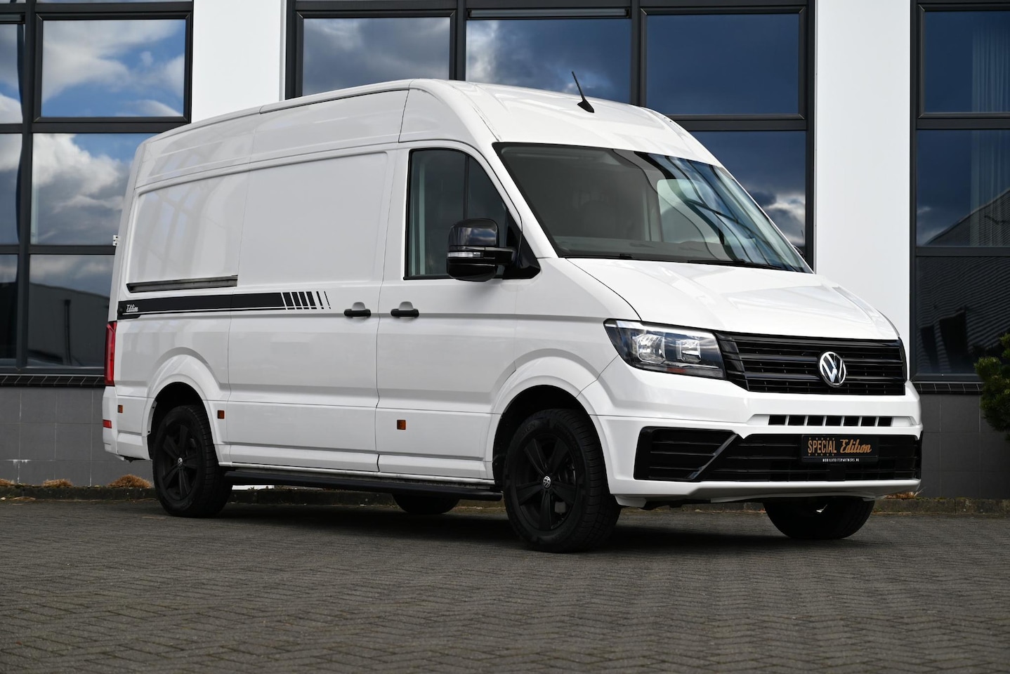 Volkswagen Crafter - 2.0 TDI L3H3 White Edition 140 PK | Leder | Carplay | € 429 P.M. - AutoWereld.nl