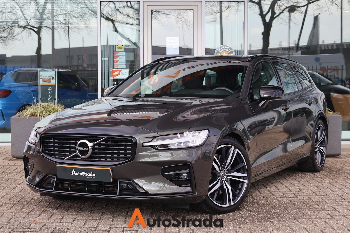 Volvo V60 - B3 R-Design 163pk Geartronic | Carplay | Keyless | Camera | Stoelverwarming | LED | Navi | - AutoWereld.nl