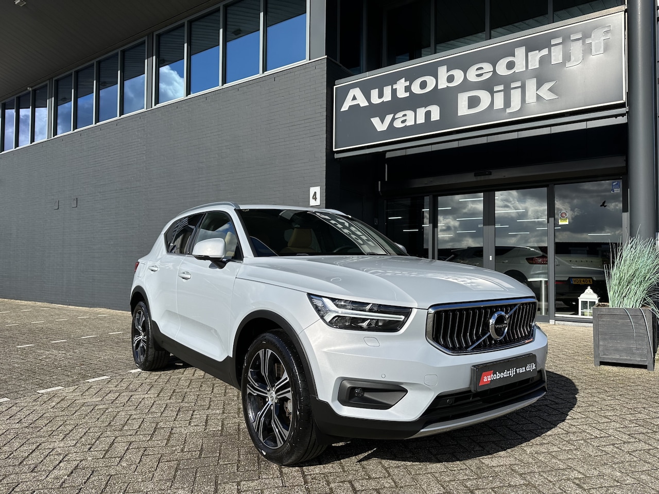 Volvo XC40 - 1.5 T4 Recharge Panodak Leer El.Klep - AutoWereld.nl