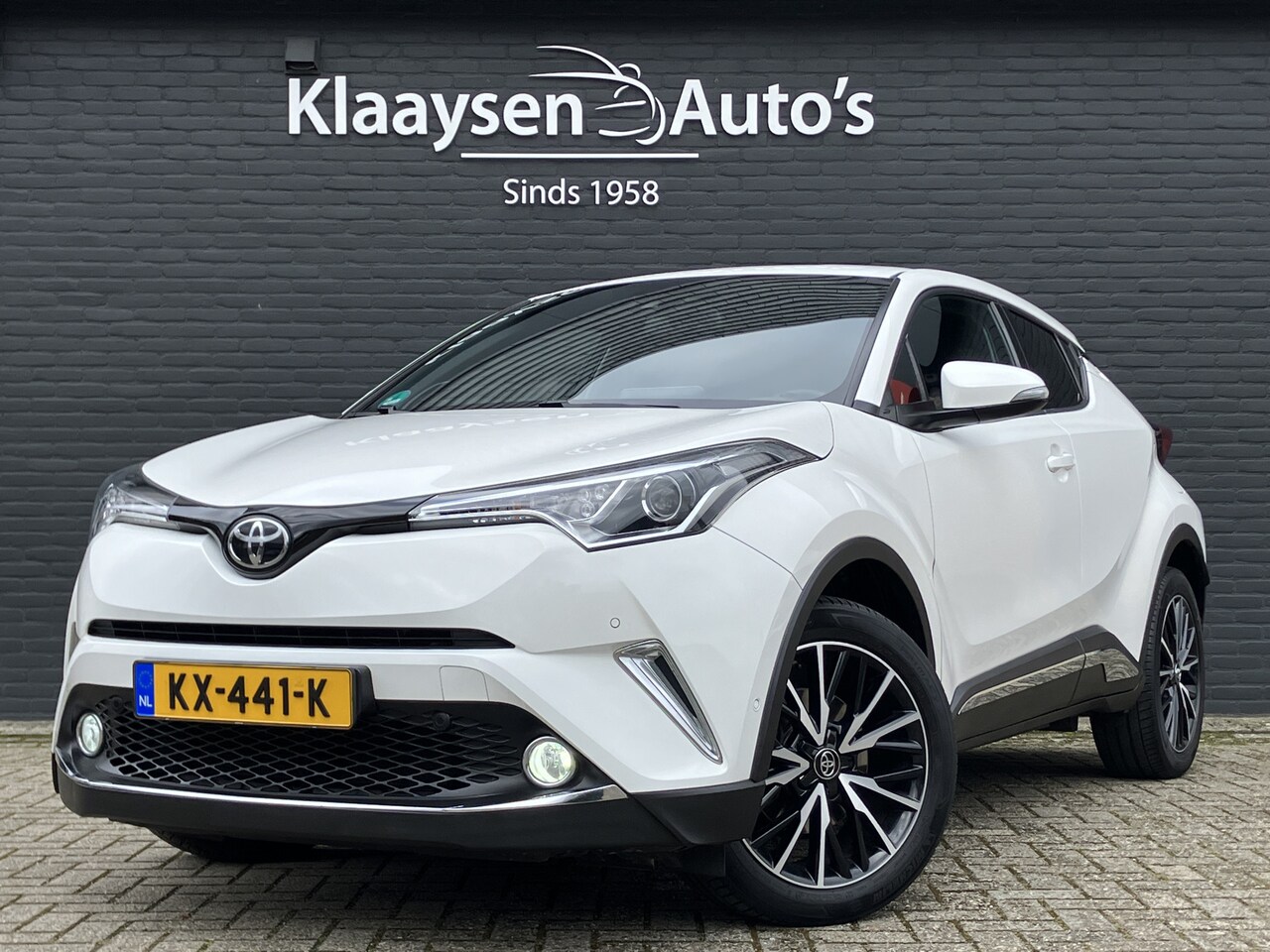 Toyota C-HR - 1.2 First Edition 116 pk | dealer onderhouden | navigatie | camera | leder/stof | adaptiev - AutoWereld.nl