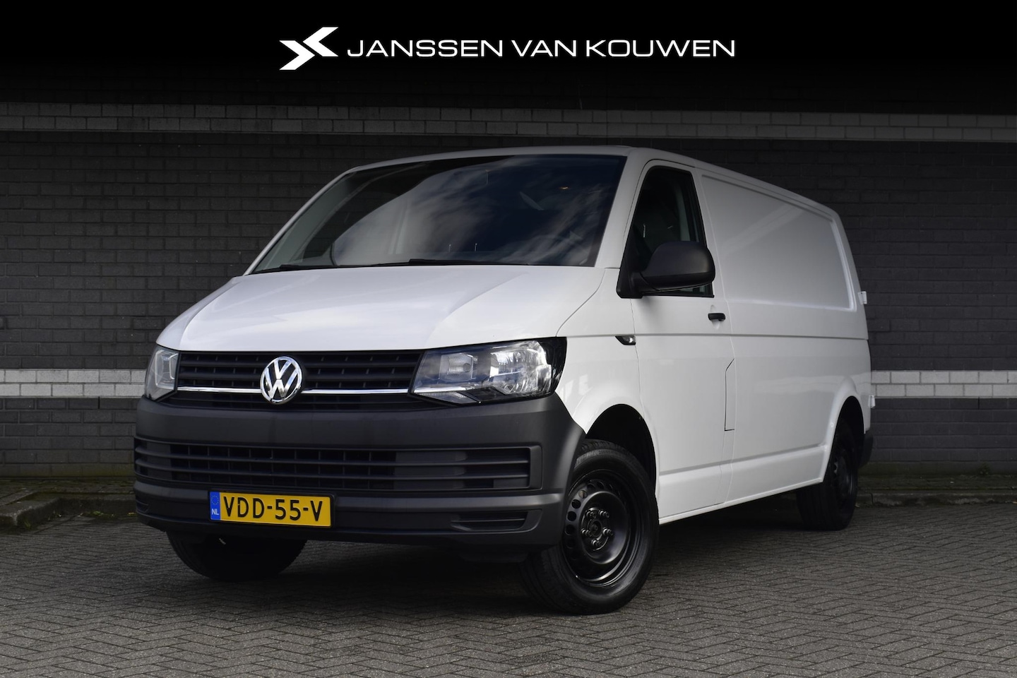 Volkswagen Transporter - 2.0 TDI L2H1 / Trekhaak / Airco / Tweezitsbank / Laadvloer - AutoWereld.nl