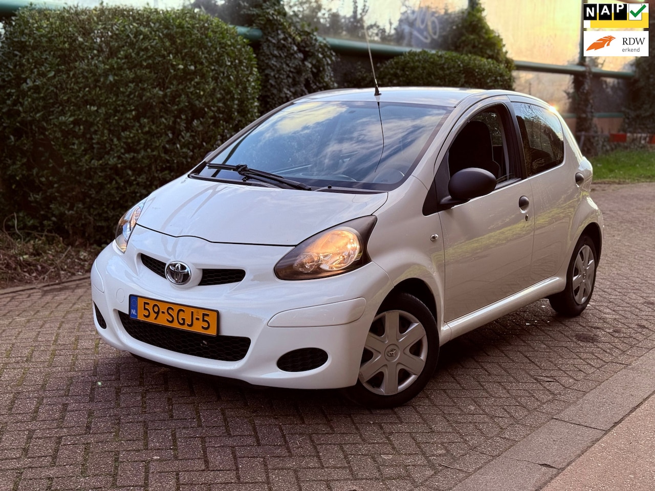 Toyota Aygo - 1.0-12V Now // NETTE AUTO // 2E EIGENAAR // RIJD SCHAKELT FIJN - AutoWereld.nl