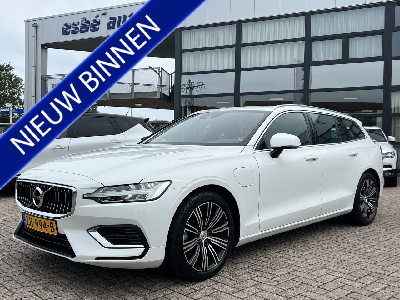 Volvo V60 - 2.0 T8 Twin Engine 390 pk AWD Inscription Panoramadak Trekhaak Leder Stoelverwarming Stand - AutoWereld.nl