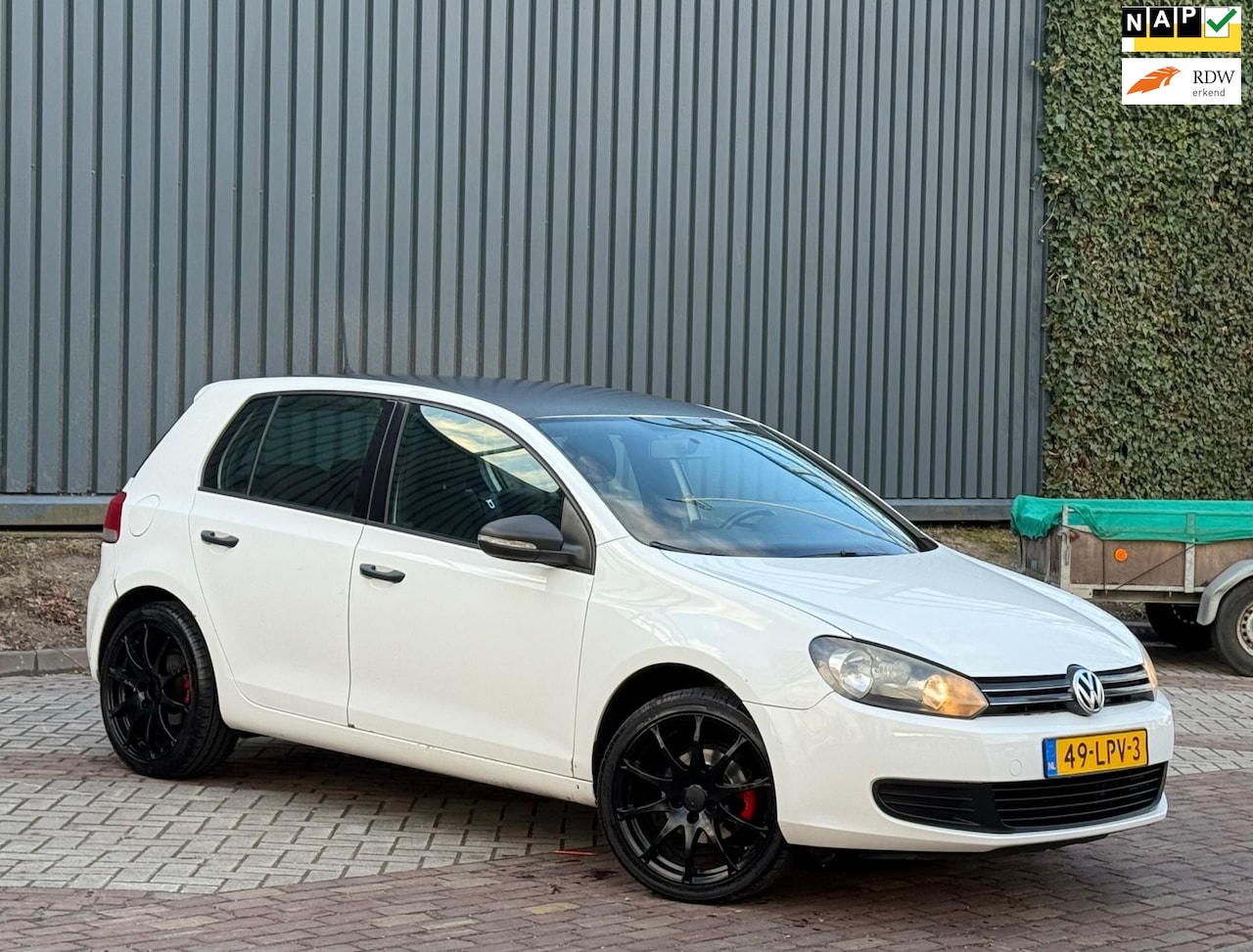 Volkswagen Golf - 1.6 TDI Trendline Automaat/Zwarte Hemel/Navi/Airco/Trekhaak/Nap/Boekjes - AutoWereld.nl