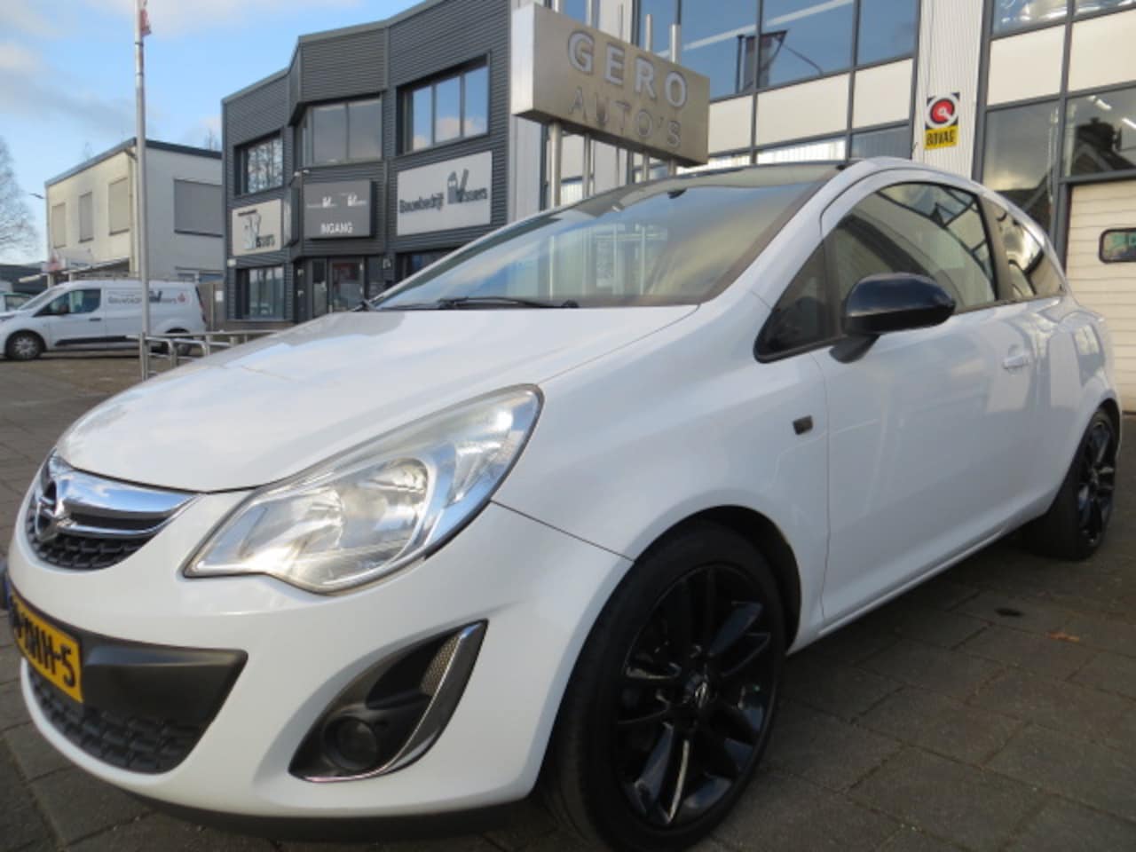 Opel Corsa - 1.4-16V Color Edition airco lmv zeer sportief uiterlijk ! - AutoWereld.nl