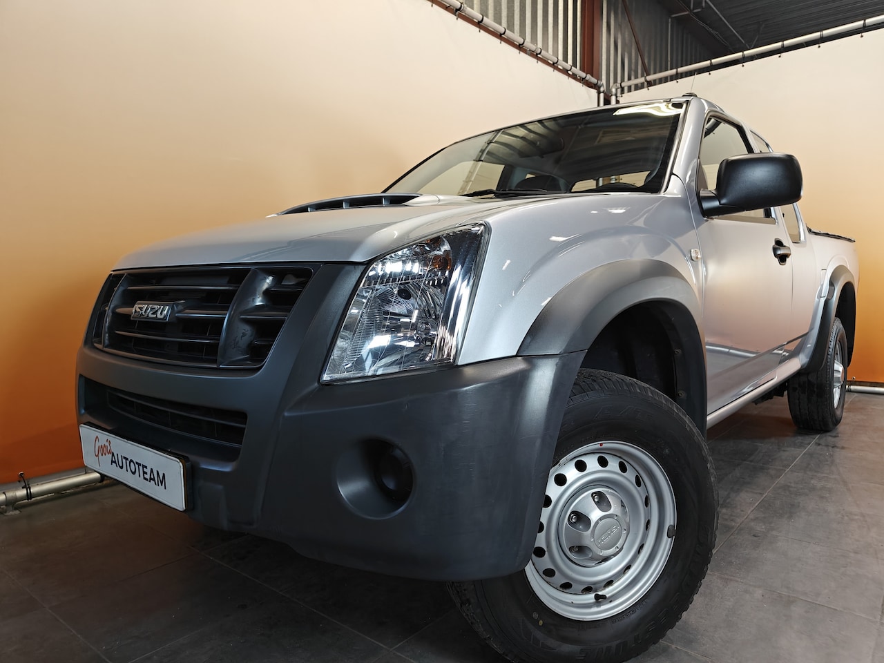 Isuzu D-Max - 2.5 Extended Cab standaard youngtimer lage km stand - AutoWereld.nl