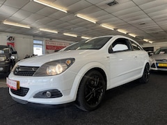 Opel Astra GTC - 1.4 Edition. Touchscreen, nwe apk, cruise control, airco en meer