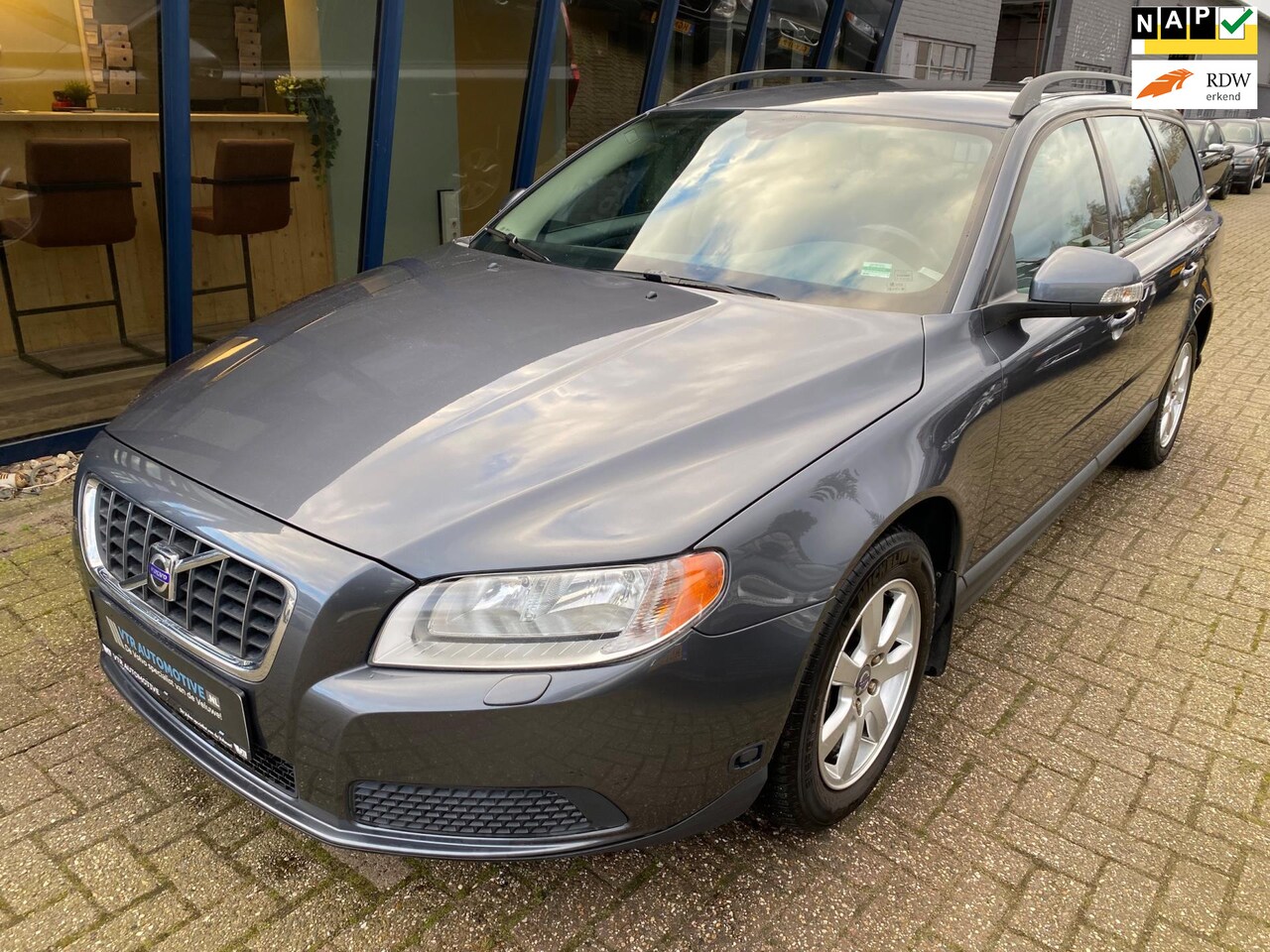 Volvo V70 - 2.5T Momentum Automaat H.LEER / XENON / TREKHAAK - AutoWereld.nl