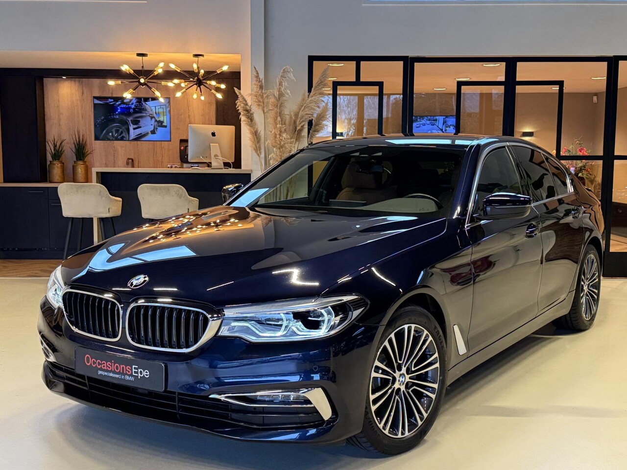 BMW 5-serie - 520i Luxury Line Imperialblau Cognac Leder - AutoWereld.nl