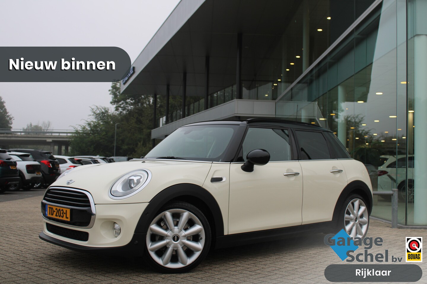 MINI Cooper - Mini 1.5 136pk - Navigatie - LED - Stoelverwarming - Bi Tone - 18" LM velgen - Rijklaar - AutoWereld.nl