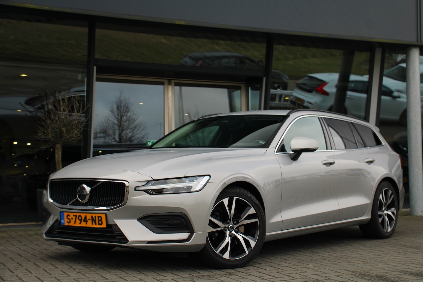 Volvo V60 - V60 B4 Core | Adaptive Cruise | Stuur/Stoelverwarming | Camera | 18-Inch | BLIS | Trekhaak - AutoWereld.nl