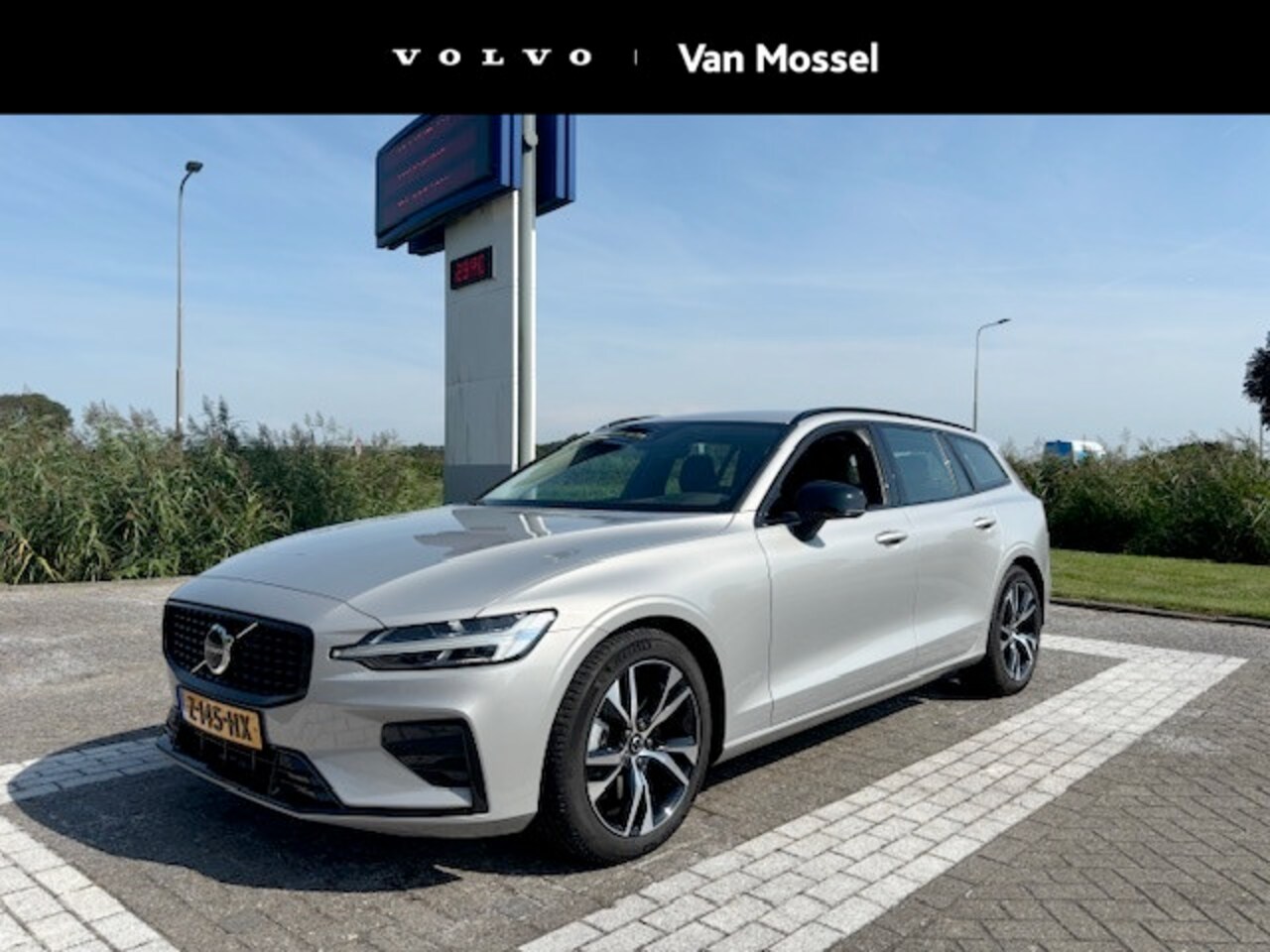 Volvo V60 - B4 Plus Dark ACC BLIS Climate Pack Trekhaak Automaat - AutoWereld.nl