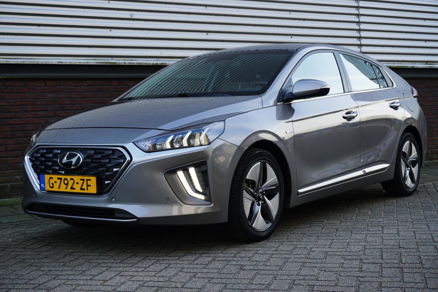 Hyundai IONIQ - 1.6 GDi Hybrid Premium/Facelift/Leer/17Inch/ Geen import/Navi/1e Eigenaar/Nederlandse auto - AutoWereld.nl