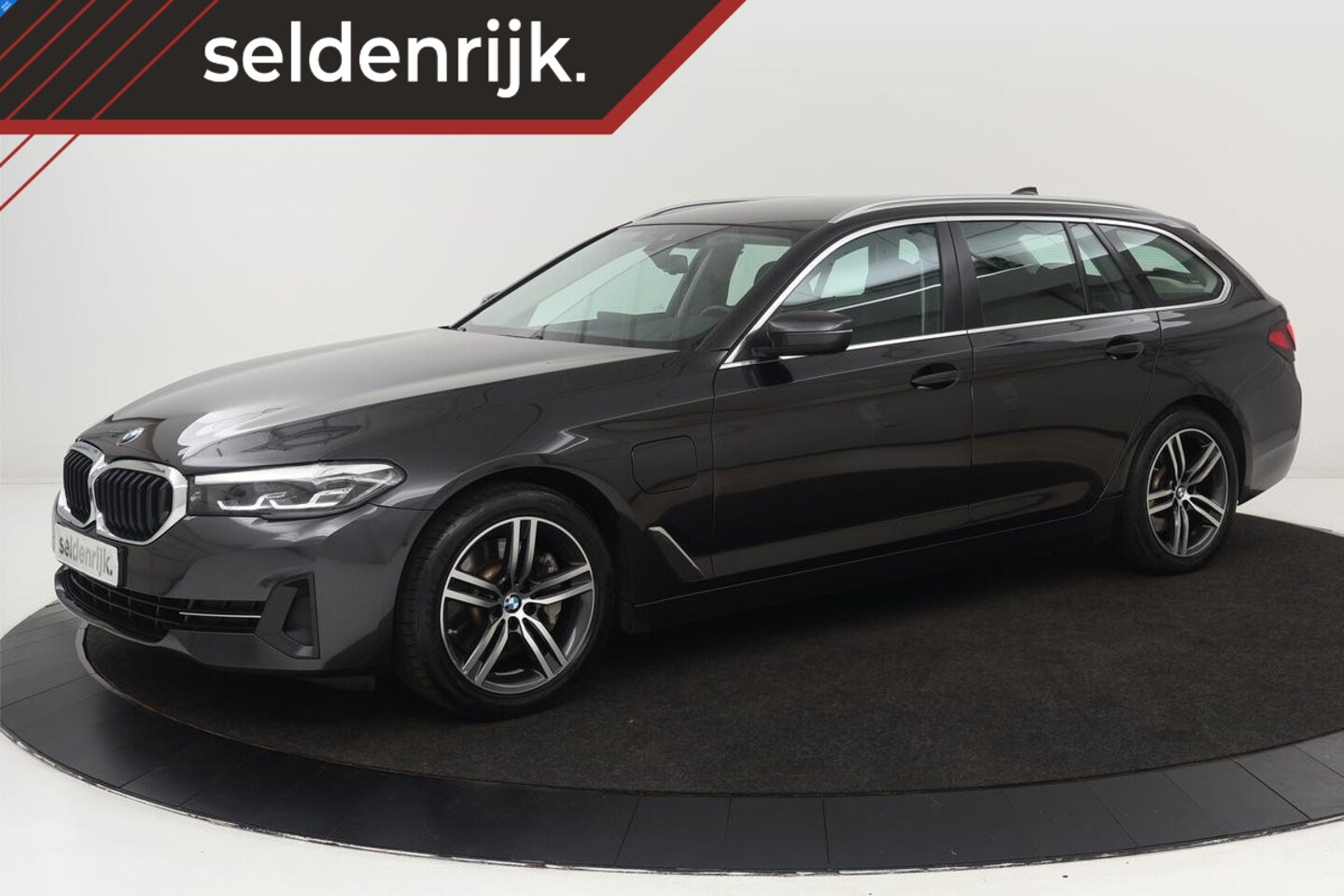 BMW 5-serie Touring - 530e Executive | Trekhaak | Stoel & stuurverwarming | Leder | Sfeerverlichting | Camera | - AutoWereld.nl