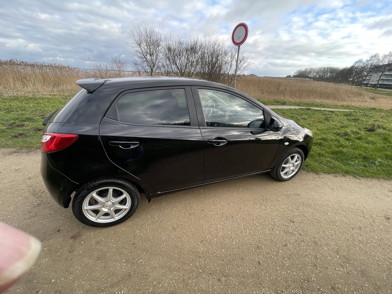 Mazda 2 - 1.3 BIFUEL Navigator GT Frisse Mazda 2 met lpg 2012 zeer complete auto deuk in achter klep - AutoWereld.nl