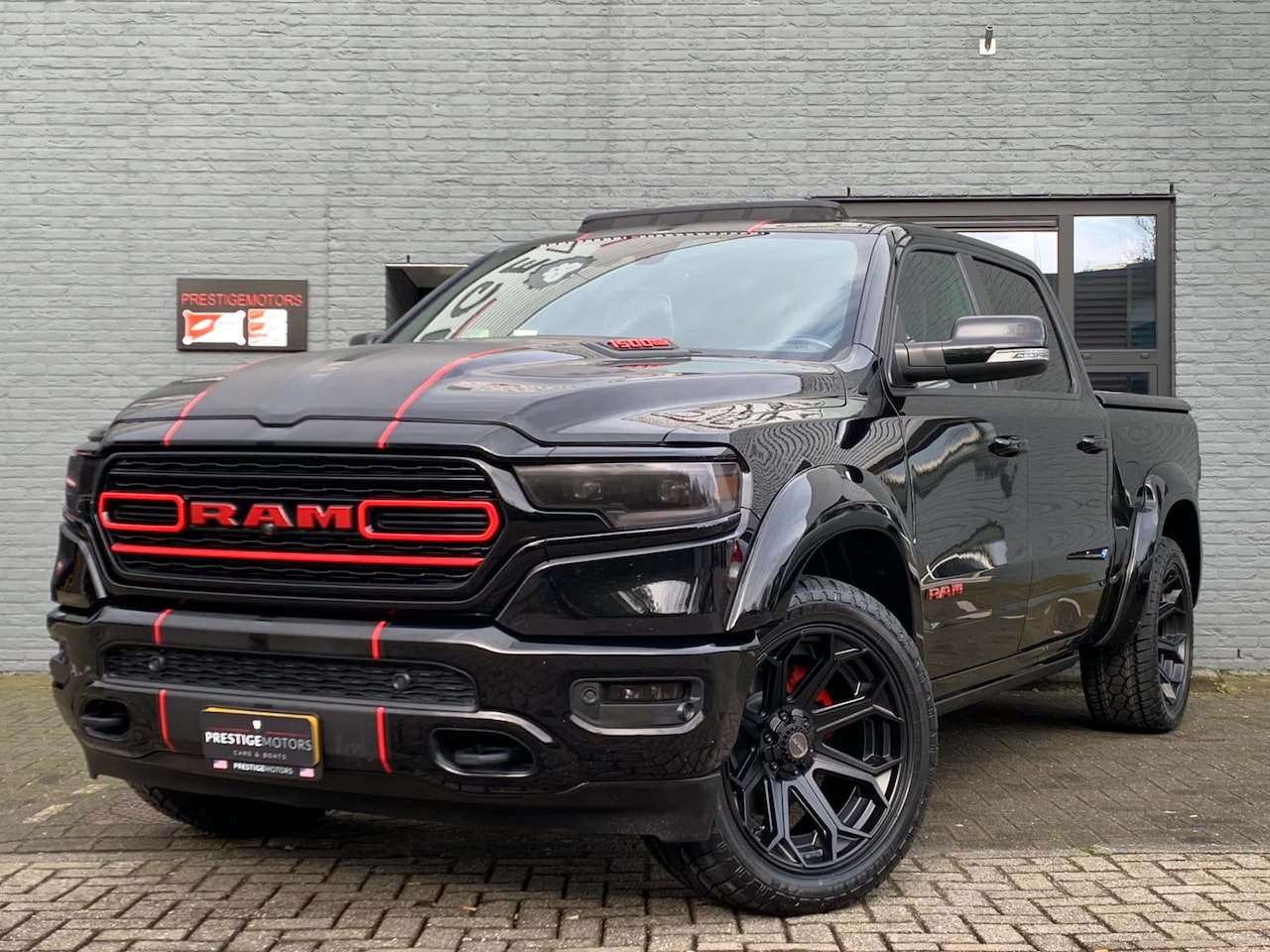 Dodge Ram 1500 - Limited Night 5.7 V8 401PK 360cam 4X4 PANO Luchtvering - AutoWereld.nl