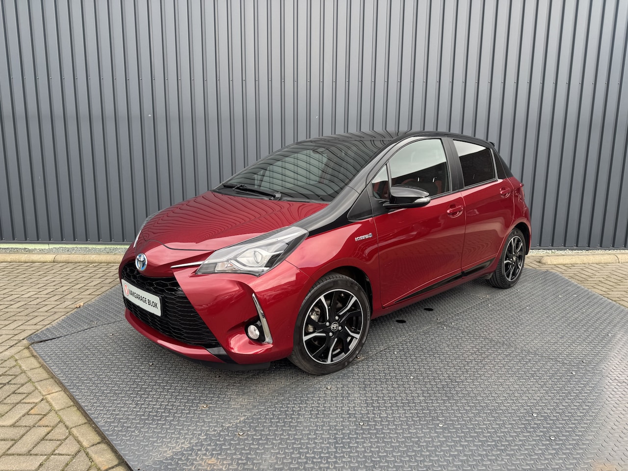 Toyota Yaris - 1.5 Hybrid Bi-Tone Plus | Pano dak | Emotional RED | Rijklaar!!! - AutoWereld.nl