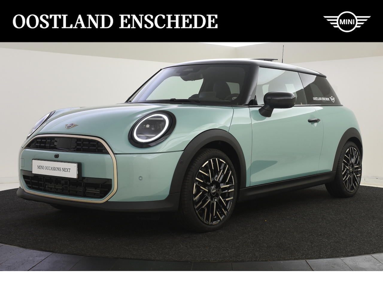 MINI Cooper - Hatchback C Favoured Automaat / Panoramadak / JCW Sportstoelen / Parking Assistant Plus / - AutoWereld.nl