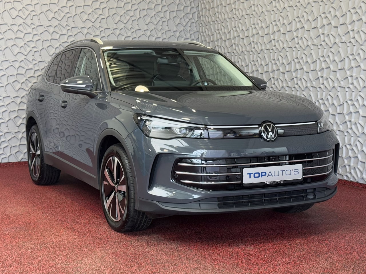 Volkswagen Tiguan - 1.5 eTSI MHEV ELEGANCE IQ.LED 360CAM AMBIANCE.LIGHT TREKHAAK ERGO.SEAT MASSAGE STOEL/STUUR - AutoWereld.nl