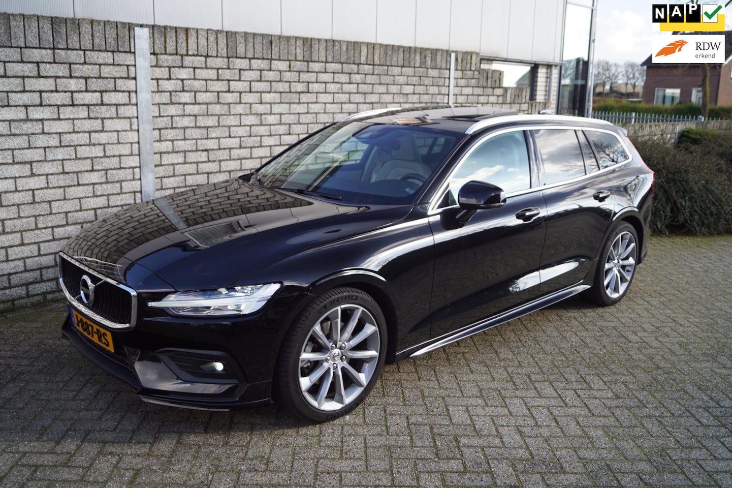 Volvo V60 - 2.0 T4 R-Design Autom Leder Stoel/Stuur A Bank Verw Panodak Navi Camera Clima Adaptieve Cr - AutoWereld.nl