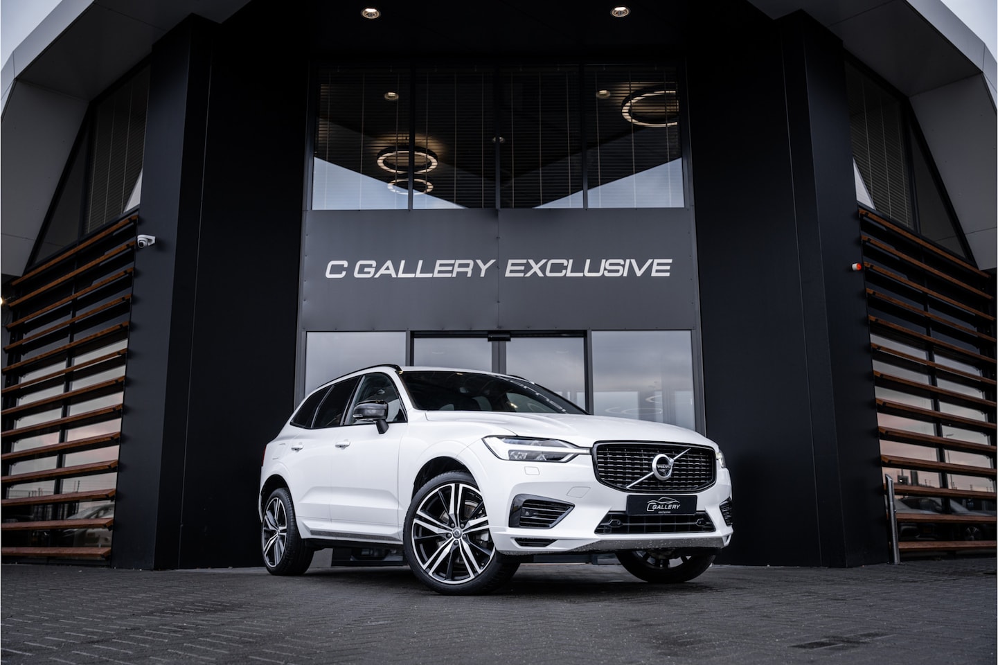 Volvo XC60 - 2.0 Recharge T6 AWD R-Design - Panorama | Luchtvering | Elek. trekhaak | Stoelkoeling - AutoWereld.nl