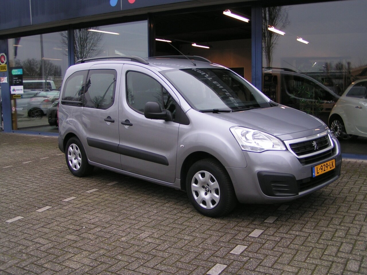 Peugeot Partner Tepee - 1.2 PureTech Active 1.2 PureTech Active - AutoWereld.nl