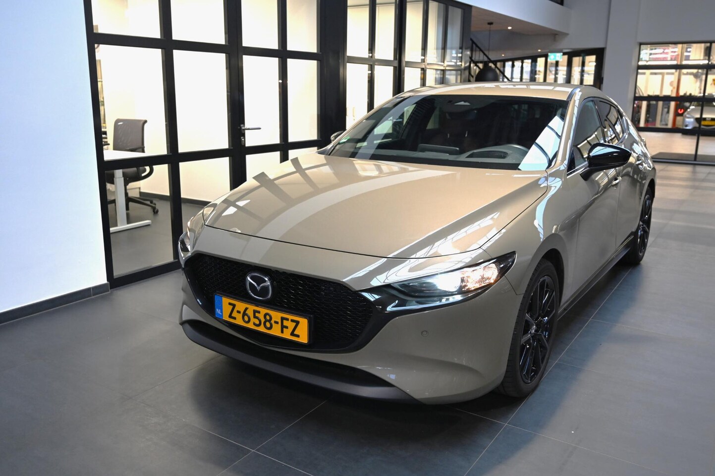 Mazda 3 - e-SkyActiv-X 186 6MT Nagisa *Trekhaak* *Dealeronderhouden* *Net binnen* - AutoWereld.nl