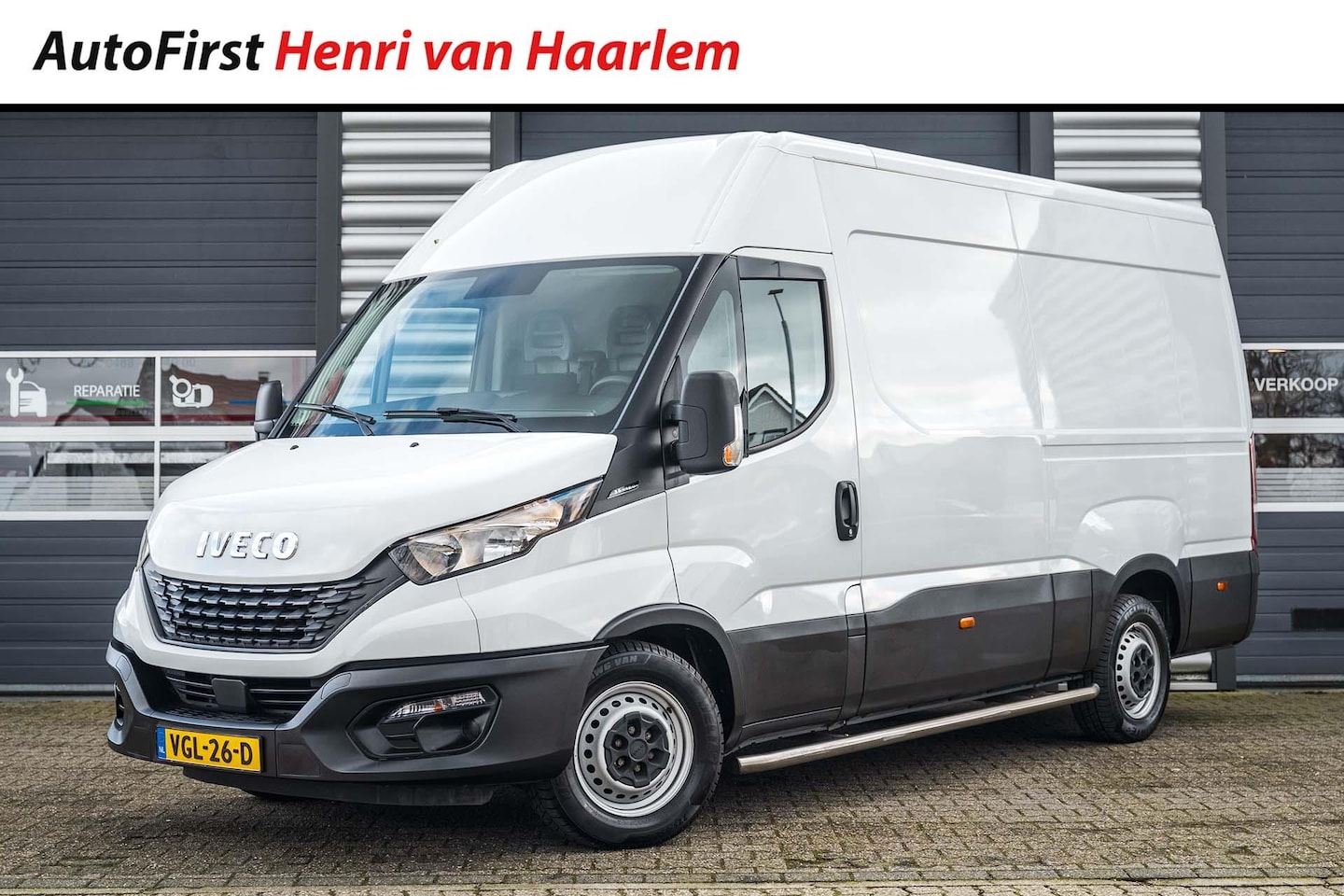 Iveco Daily - 35S12V 2.3 352 L3H2 | Airco | Achteruitrijcamera | Side-Bars | Multimedia - AutoWereld.nl