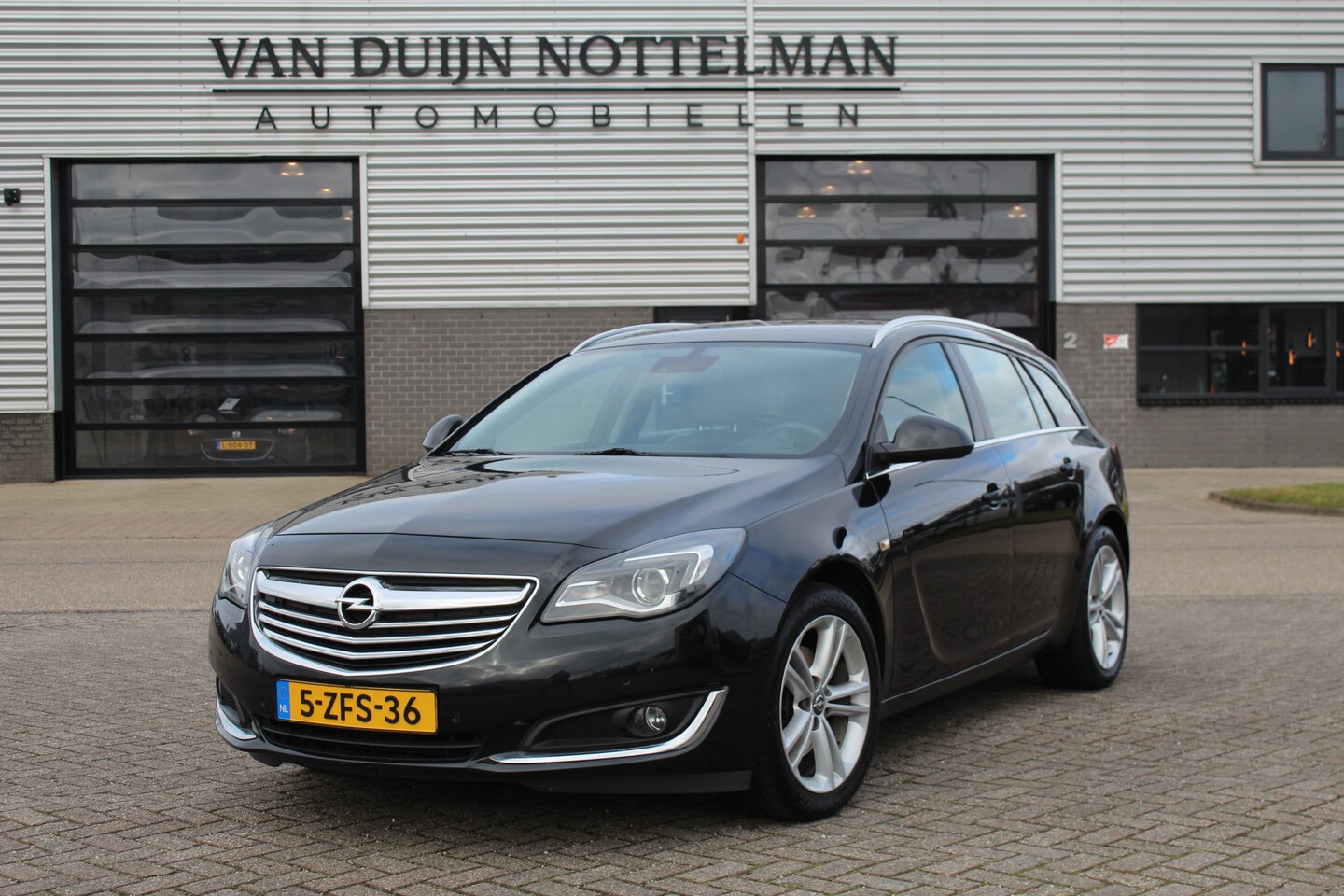 Opel Insignia Sports Tourer - 1.6 T Business+ / Leer / Navigatie / N.A.P. - AutoWereld.nl
