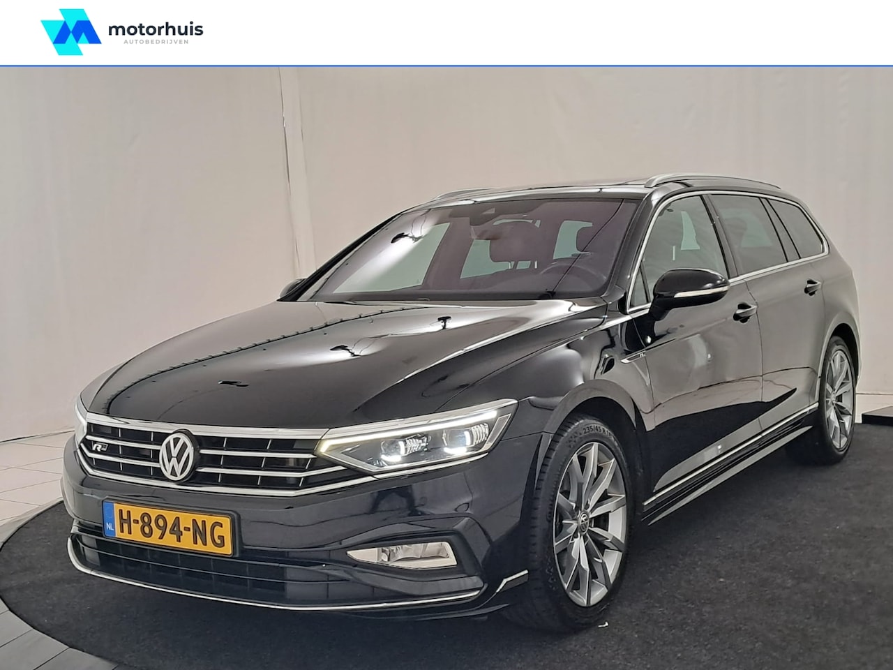 Volkswagen Passat Variant - 2.0 TSI 190pk DSG Elegance Business R / Schuifdak / Trekhaak / Leder / Navigatie / Camera - AutoWereld.nl