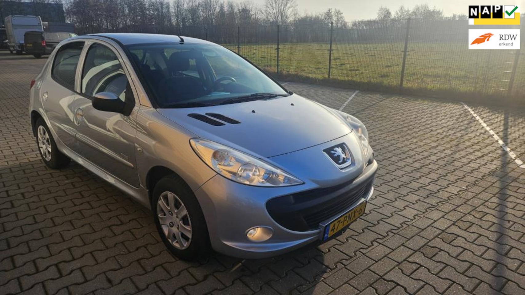 Peugeot 206 - Zeer mooie auto met zeer lage kilometerstand 92556 apk airco radio/cd5deurs zilvergrijs vo - AutoWereld.nl