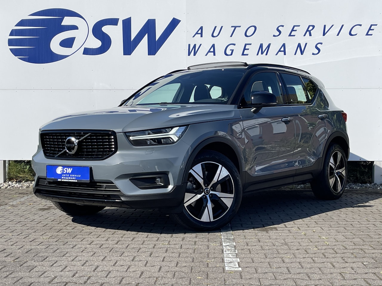 Volvo XC40 - 1.5 T4 Recharge R-Design | Pano | Adaptive LED | Camera | 19 inch | Thunder Grey - AutoWereld.nl