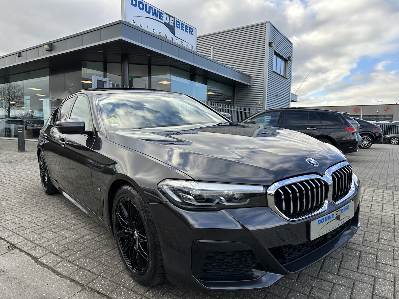 BMW 5-serie - 520d High Executive M sport Schuifdak | HUD | Adapt. Cruise | Stuur en Stoelverw. | - AutoWereld.nl