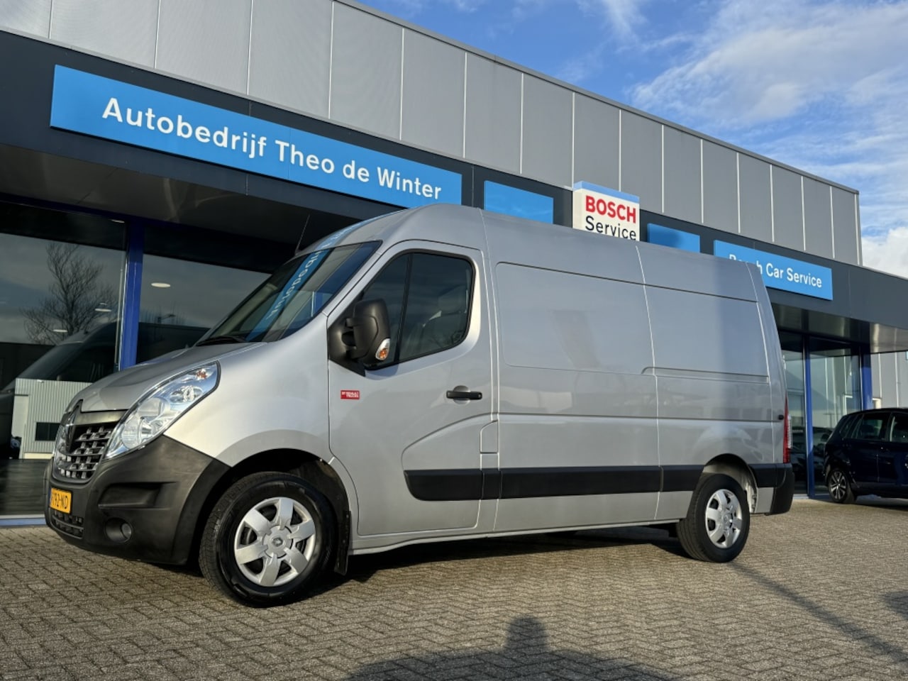 Renault Master - T35 2.3 dCi L2H3 En.| Airco, Cruise, Trekhaak, DAB, Camera - AutoWereld.nl