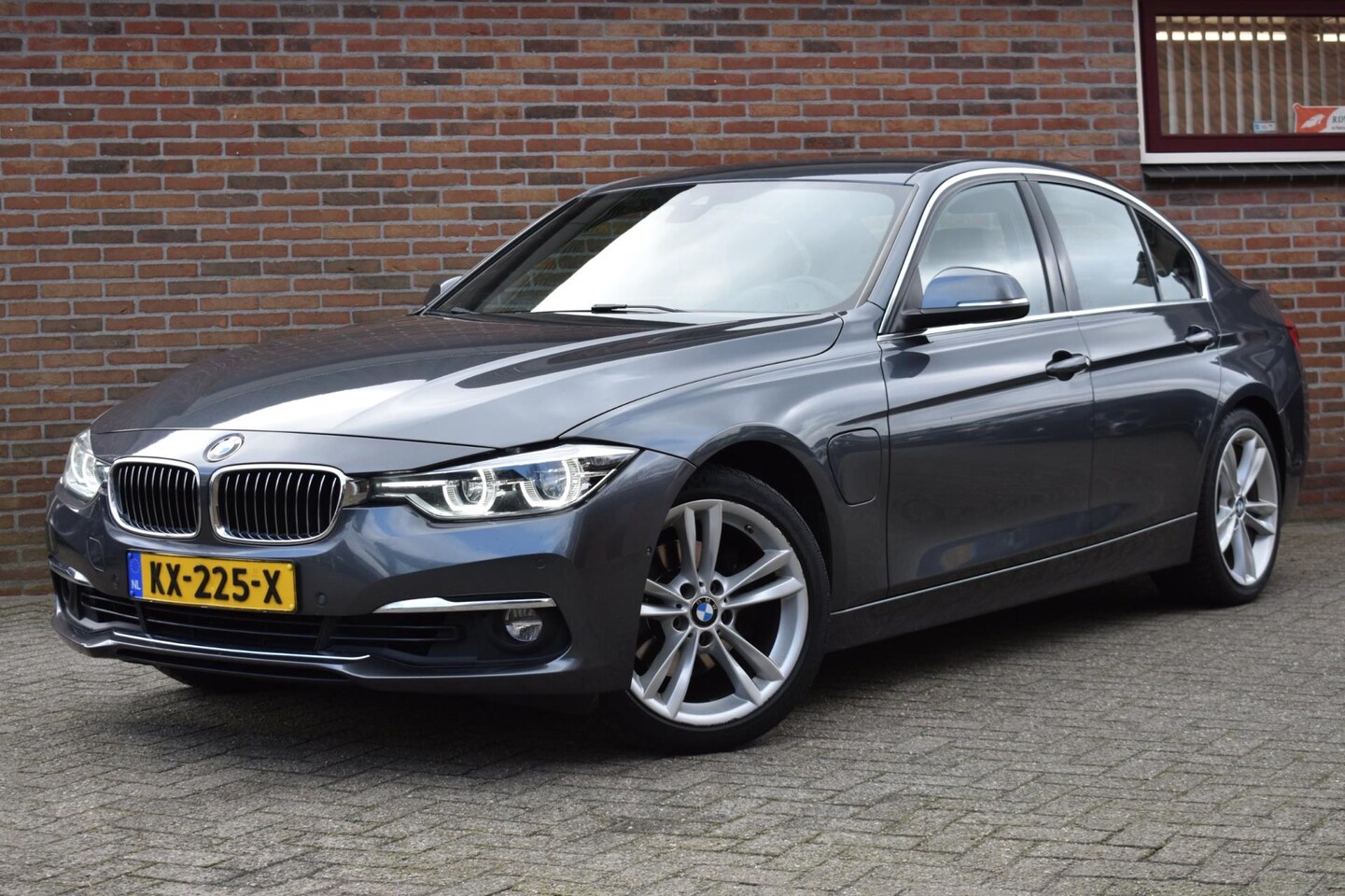 BMW 3-serie - 330e Centennial High Executive '16 LED Leder Clima Navi Cruise Inruil mogelijk Marge - AutoWereld.nl